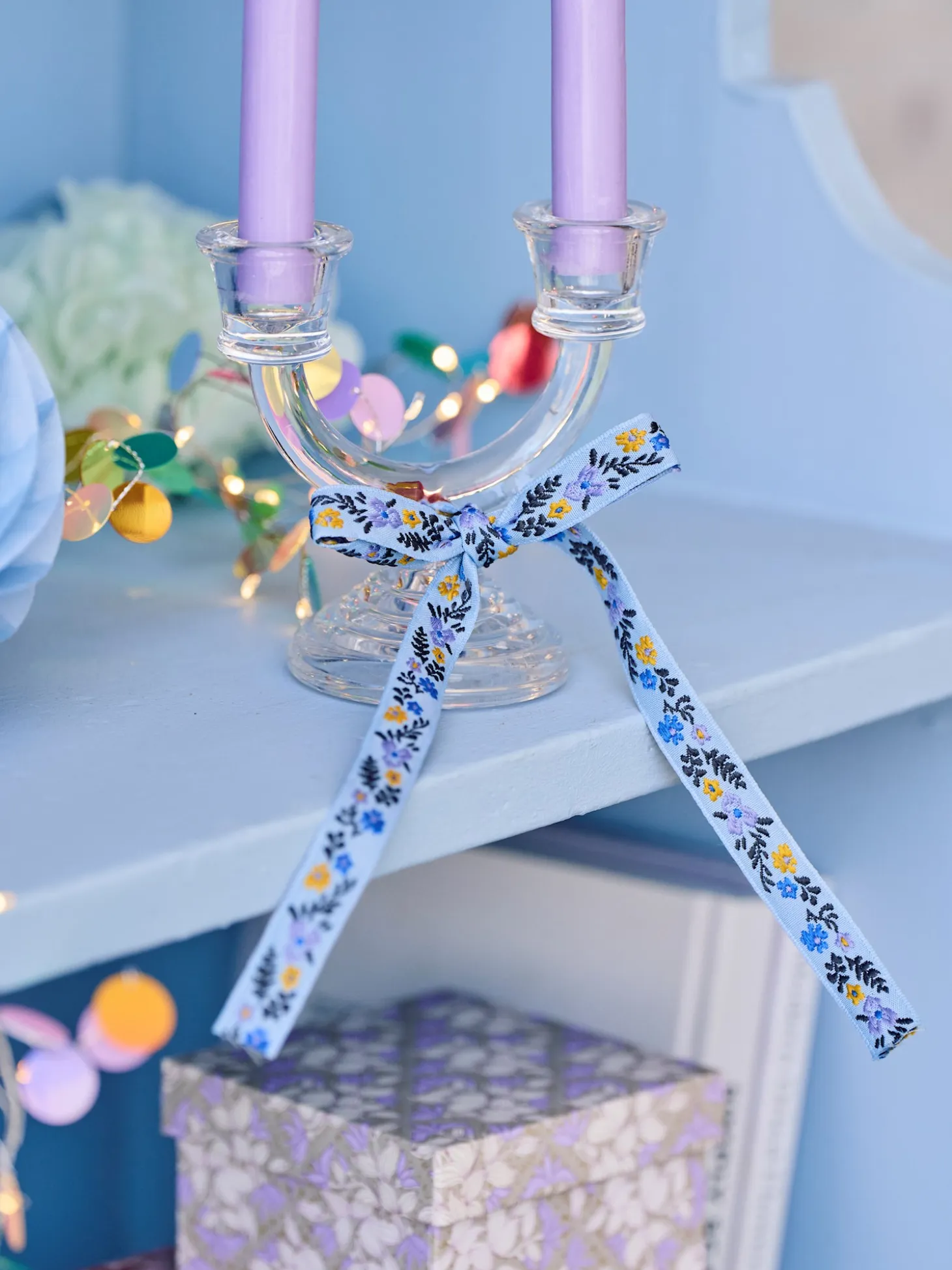 Bånd med broderede blomster