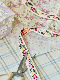 Bånd med broderede blomster