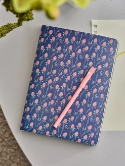 Notesbog med blomsteromslag