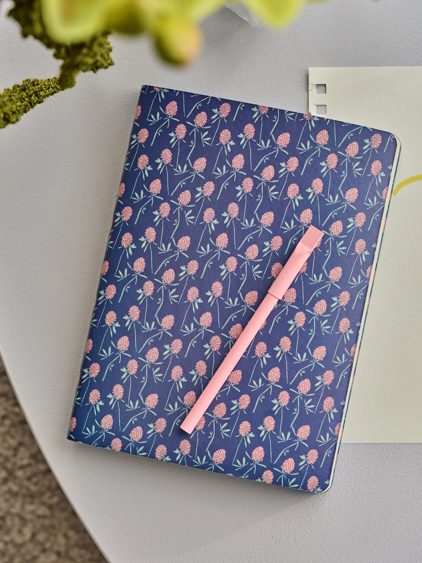 Notesbog med blomsteromslag