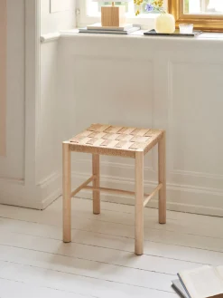 Skammel med flettet sæde
