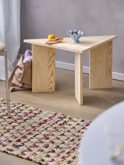 Trekantet sidebord i fyrretræ
