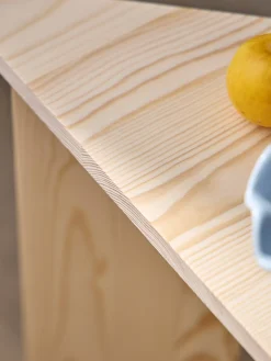 Trekantet sidebord i fyrretræ