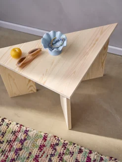 Trekantet sidebord i fyrretræ